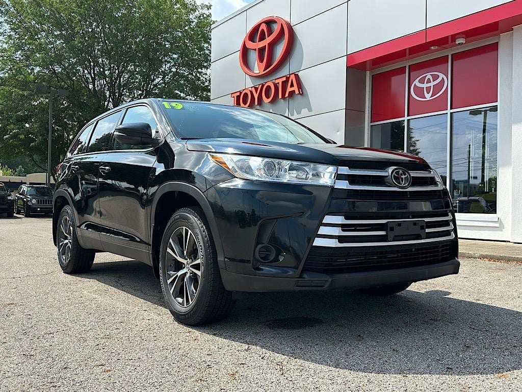 Used 2019 Toyota Highlander LE AWD/4WD image 9