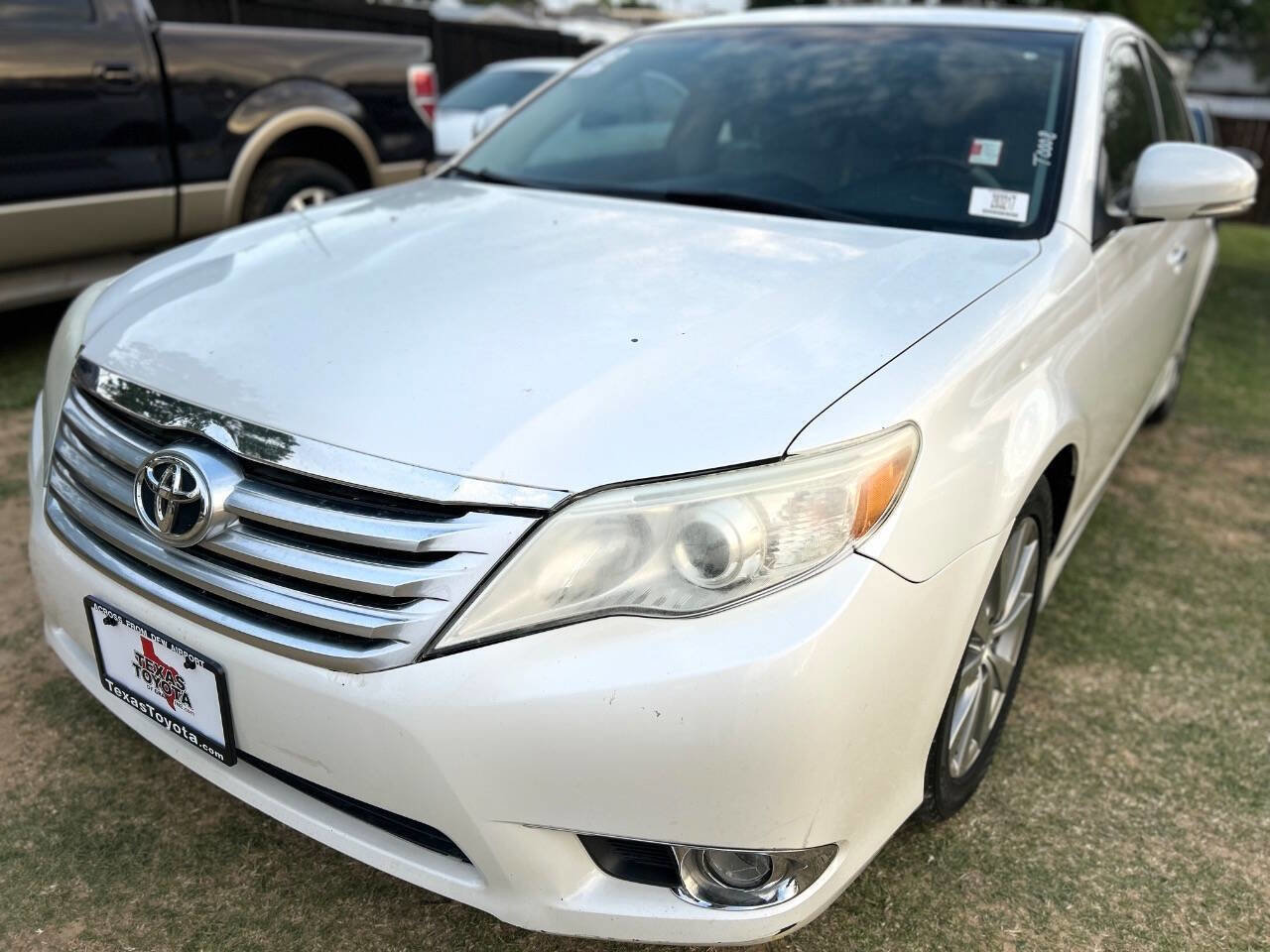 Used 2011 Toyota Avalon Limited image 2