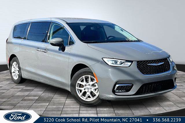Used 2023 Chrysler Pacifica Touring-L image 1
