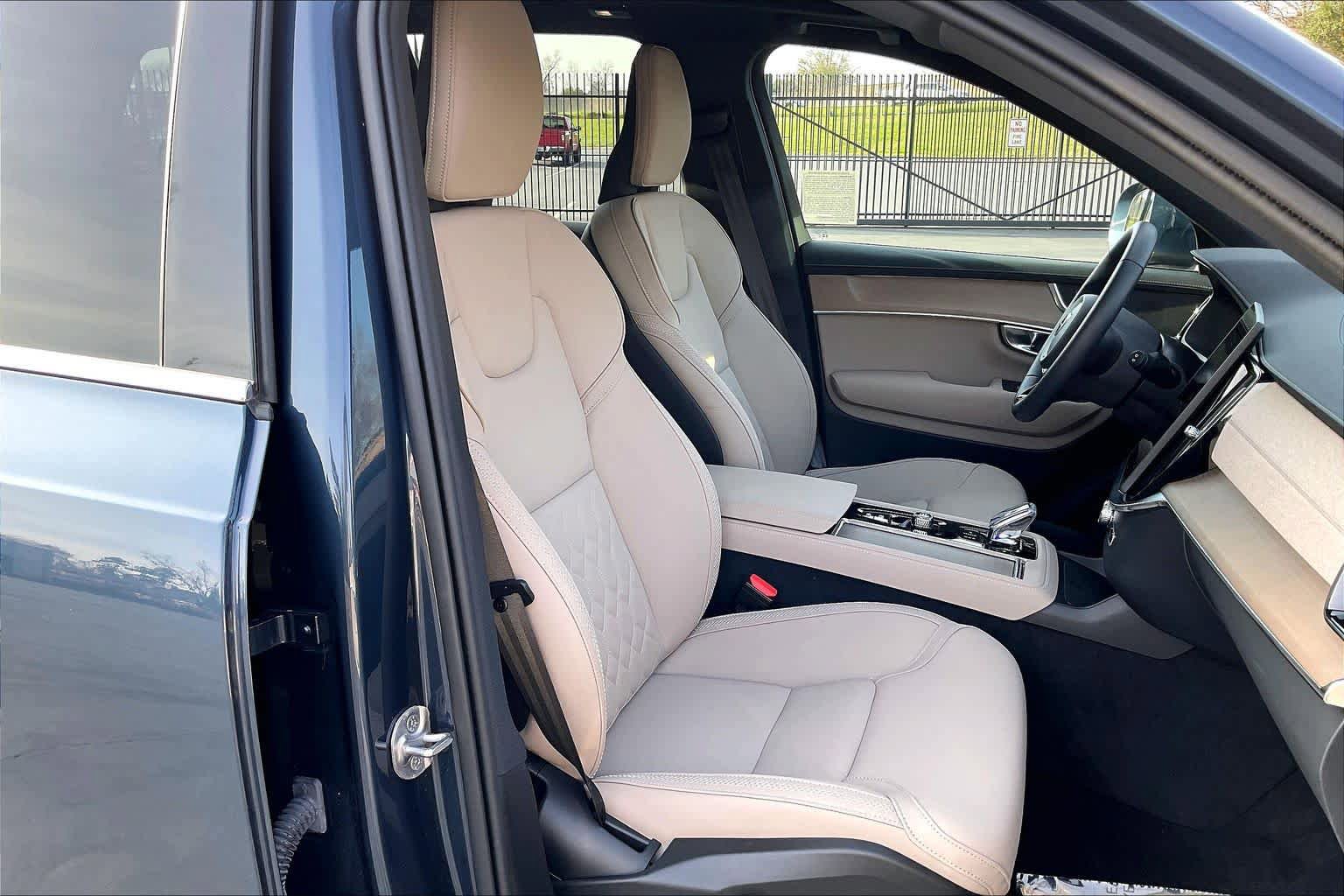 Used 2025 Volvo XC90 B5 Core w/ Protection Package Premier image 9
