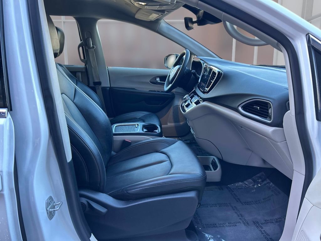 Used 2024 Chrysler Pacifica Touring-L image 18