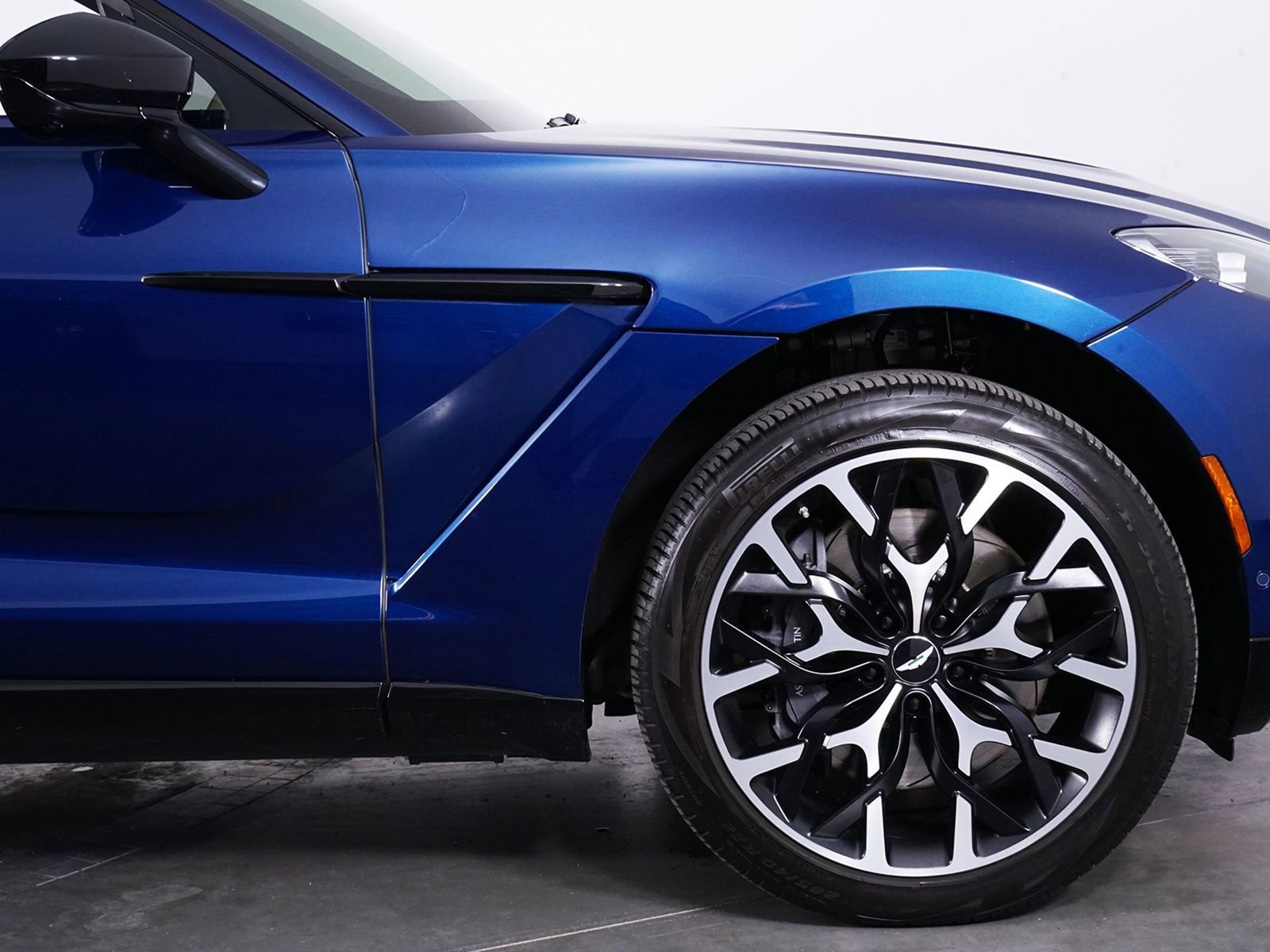 Used 2021 Aston Martin DBX image 16