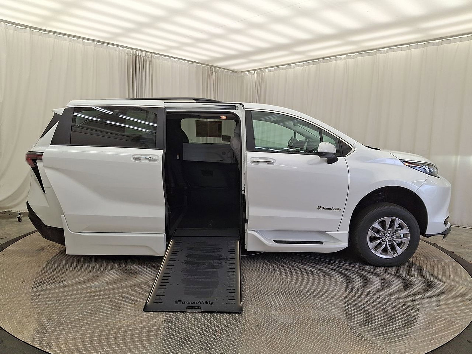 Used 2026 Toyota Sienna XLE FWD image 26