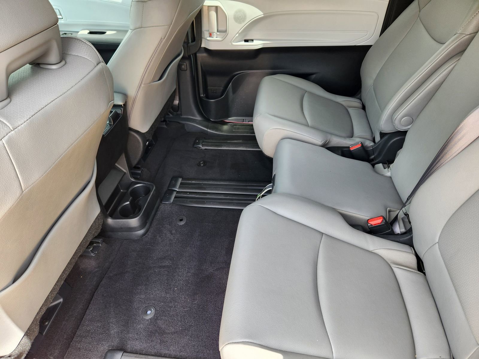 Used 2025 Toyota Sienna XLE image 43