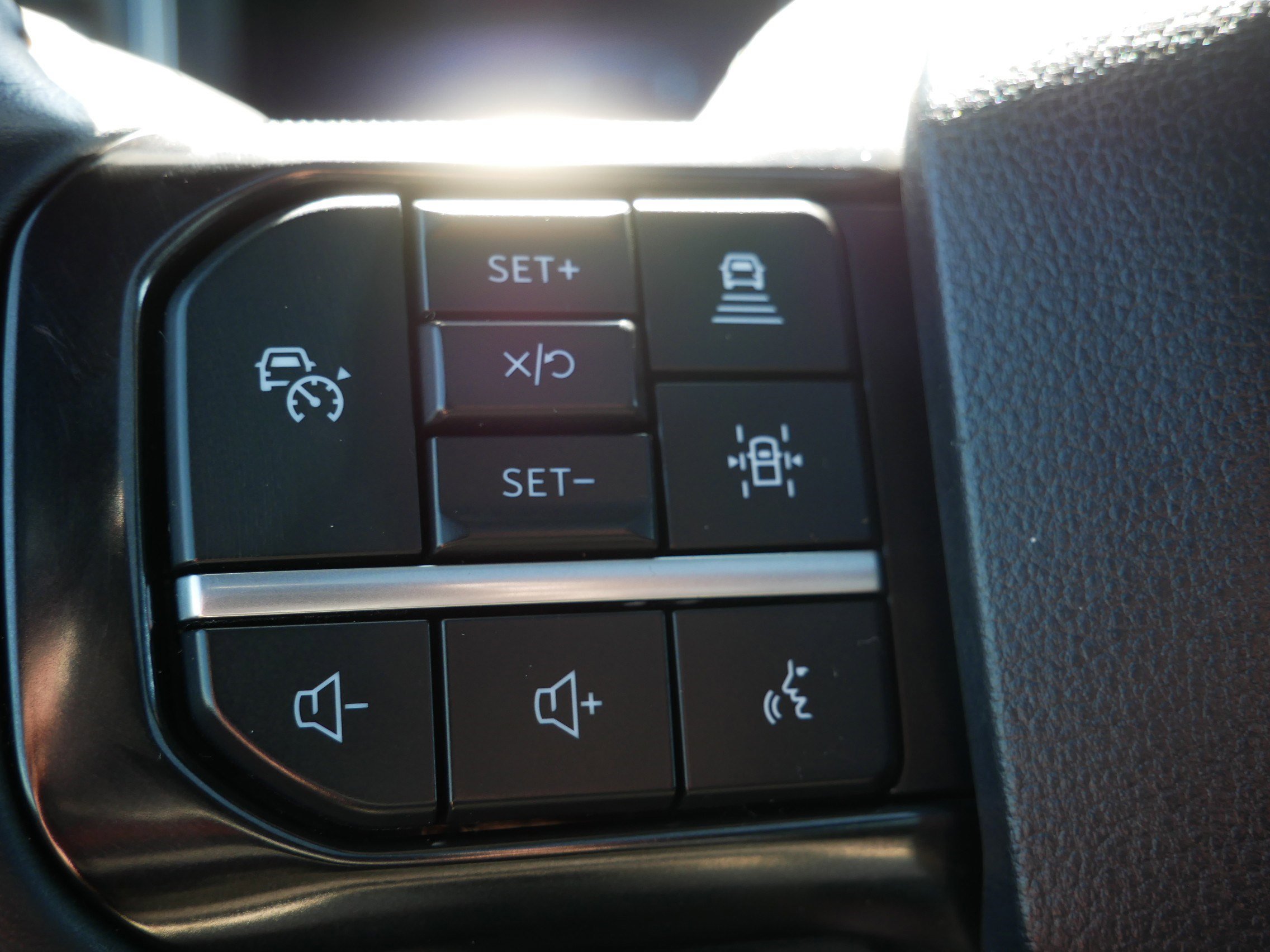 Used 2024 Ford F350 Platinum w/ FX4 Off-Road Package image 28