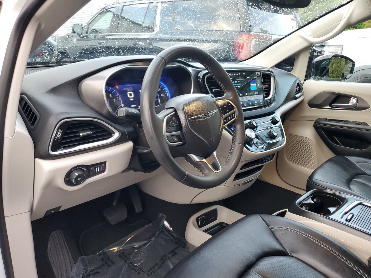 Used 2024 Chrysler Pacifica Touring-L FWD image 18
