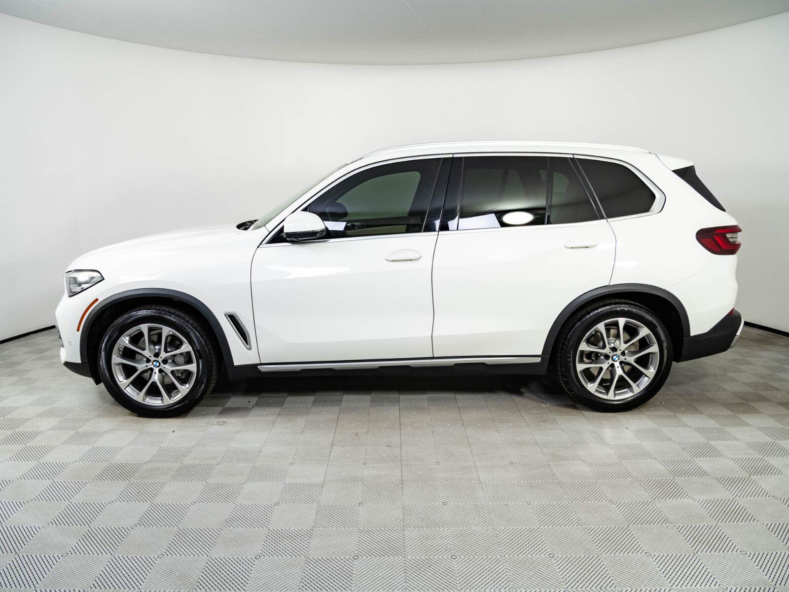Used 2021 BMW X5 xDrive40i w/ Premium Package AWD/4WD image 2