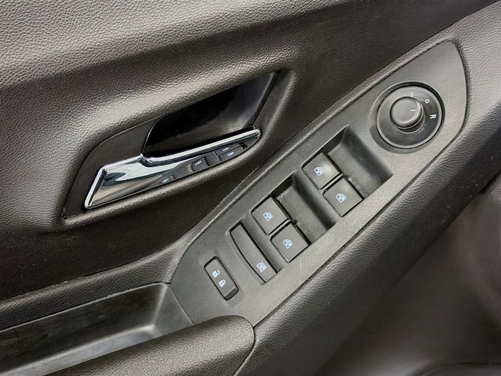 Used 2020 Chevrolet Trax LT w/ Sun & Sound Package FWD image 31
