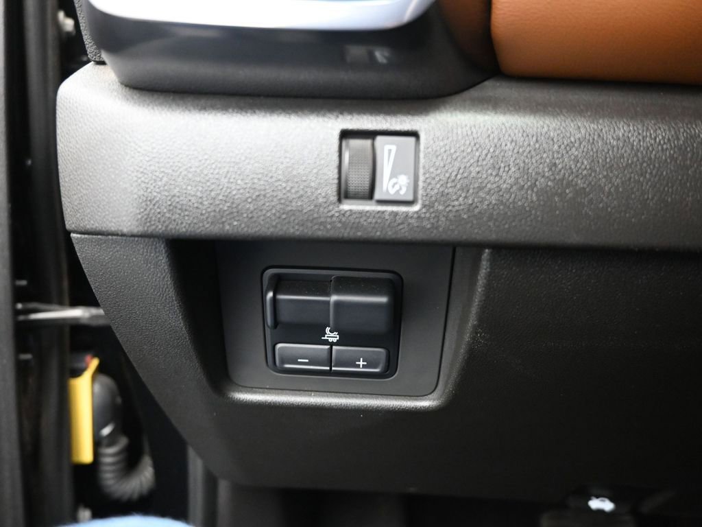 Used 2023 GMC Canyon AT4 image 12