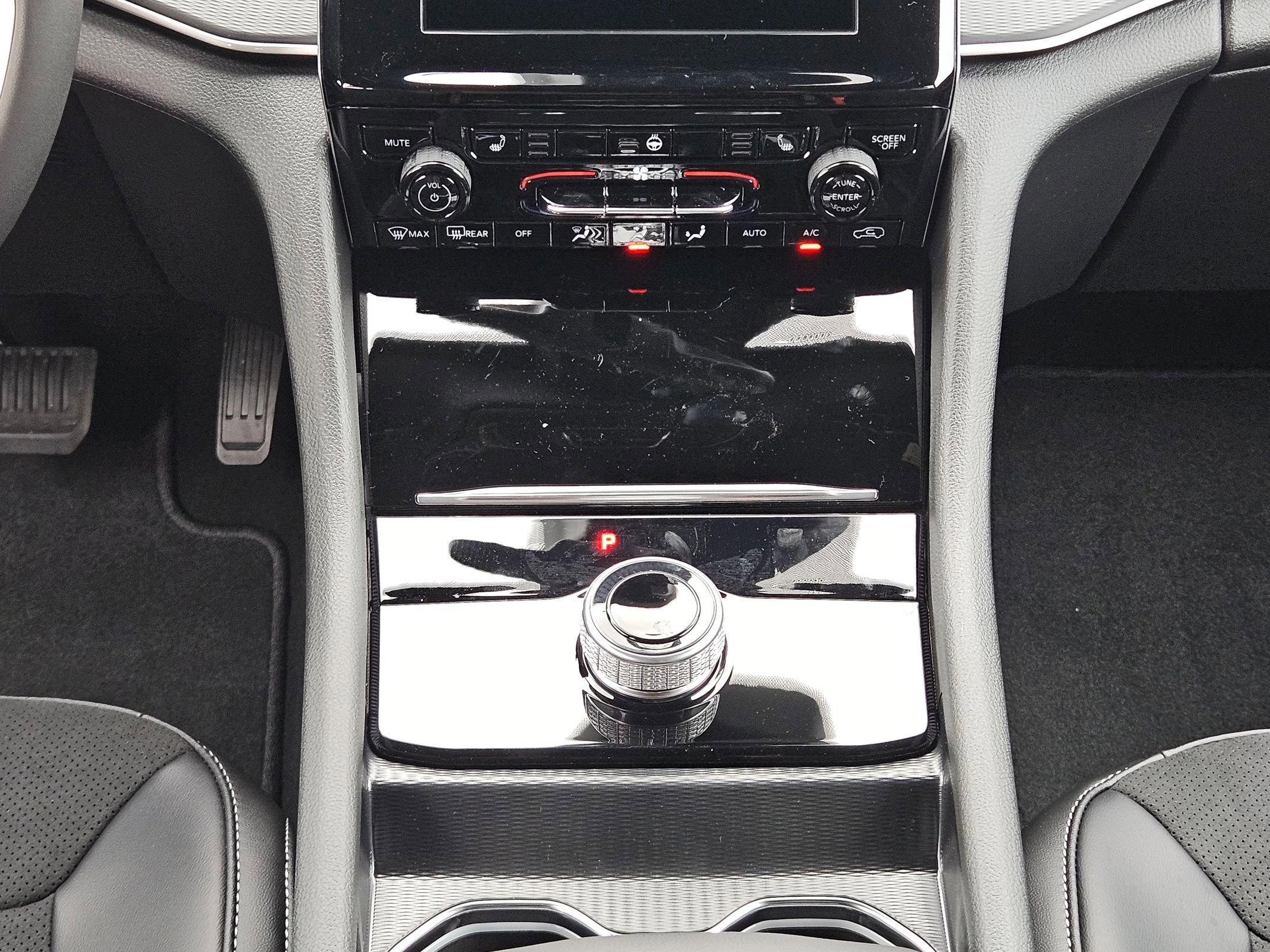 New 2025 Jeep Grand Cherokee Altitude image 17