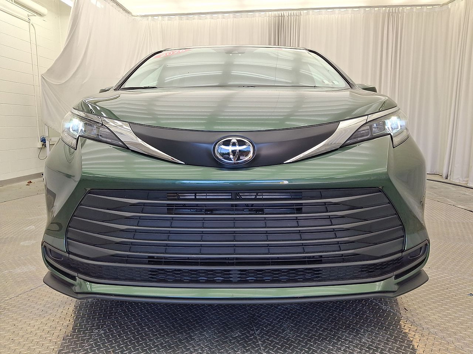Certified 2026 Toyota Sienna LE AWD/4WD image 32