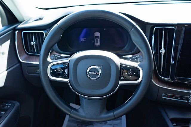 Used 2023 Volvo XC60 B5 Plus image 15