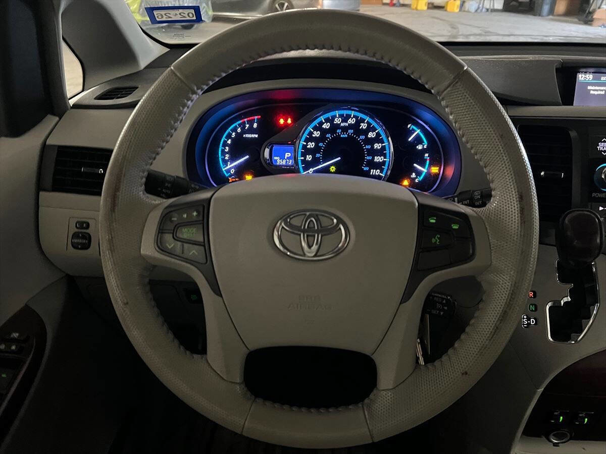 Used 2013 Toyota Sienna XLE image 11