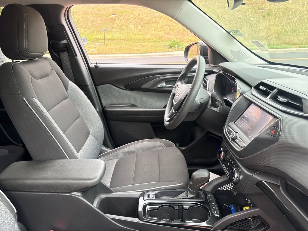 Used 2023 Chevrolet TrailBlazer LT AWD/4WD image 35