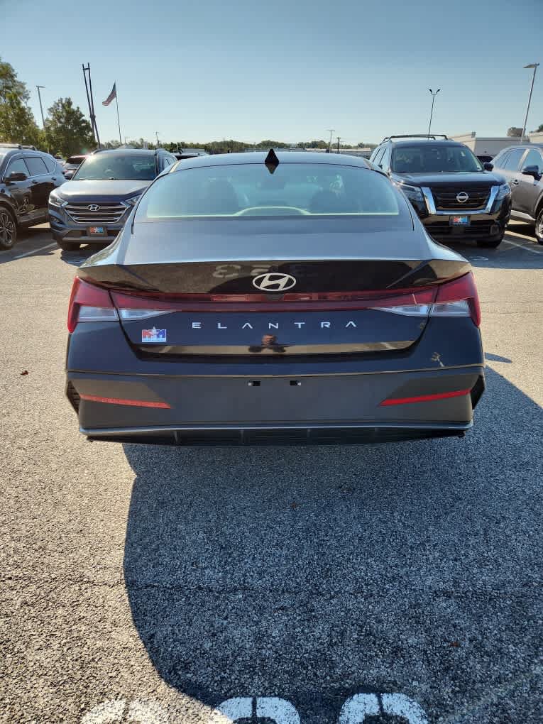 Used 2025 Hyundai Elantra SE FWD image 17