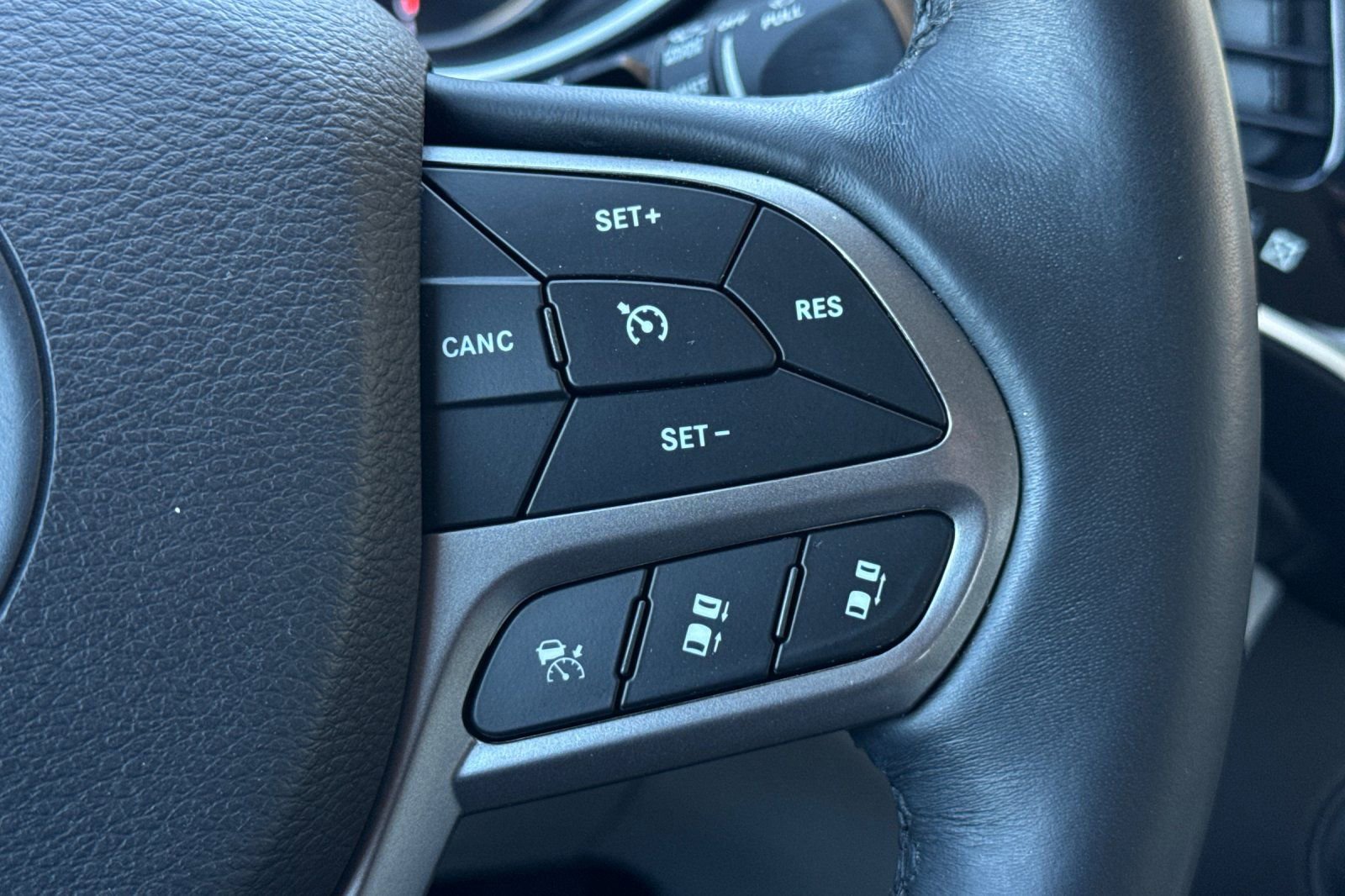 Used 2019 Jeep Cherokee Limited w/ Luxury Group AWD/4WD image 29