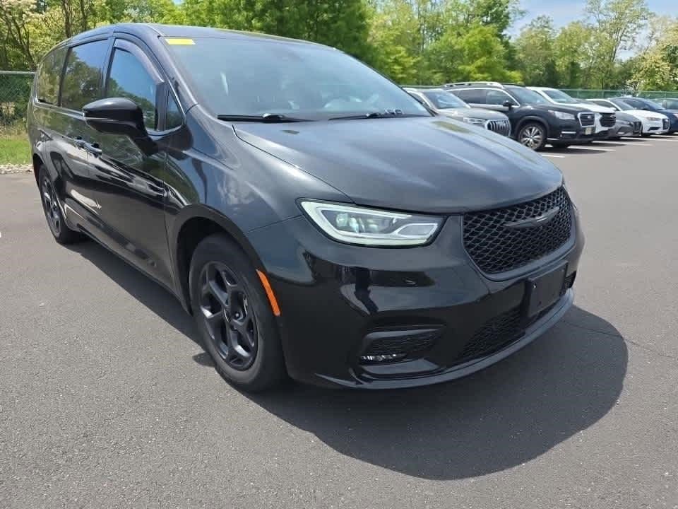 Used 2023 Chrysler Pacifica Limited w/ S Appearance Package FWD image 2