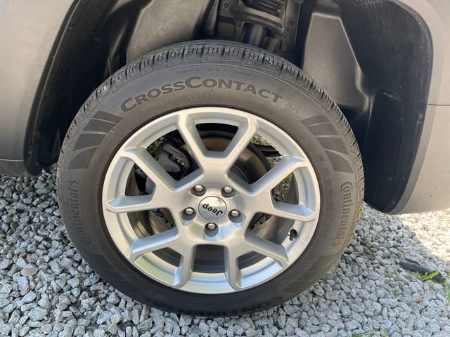 Used 2023 Jeep Renegade Latitude w/ Sun/Sound Group AWD/4WD image 18