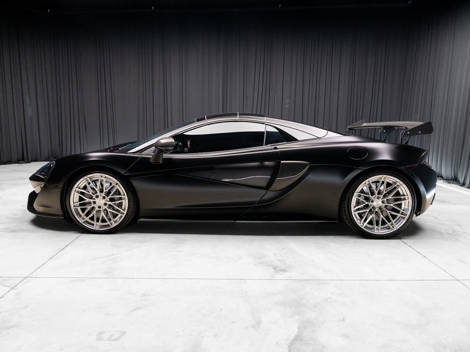 Used 2018 McLaren 570S Spider RWD image 13