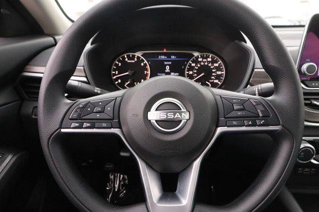Used 2025 Nissan Altima 2.5 SV image 12