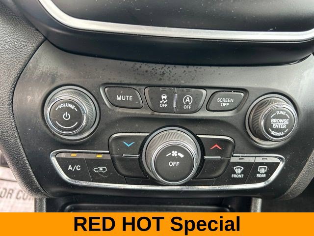 Used 2019 Jeep Cherokee Latitude Plus AWD/4WD image 30