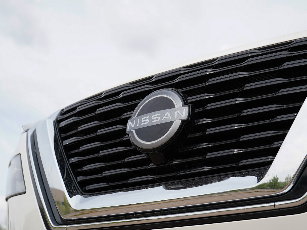 Used 2023 Nissan Rogue SV w/ SV Premium B Package image 3