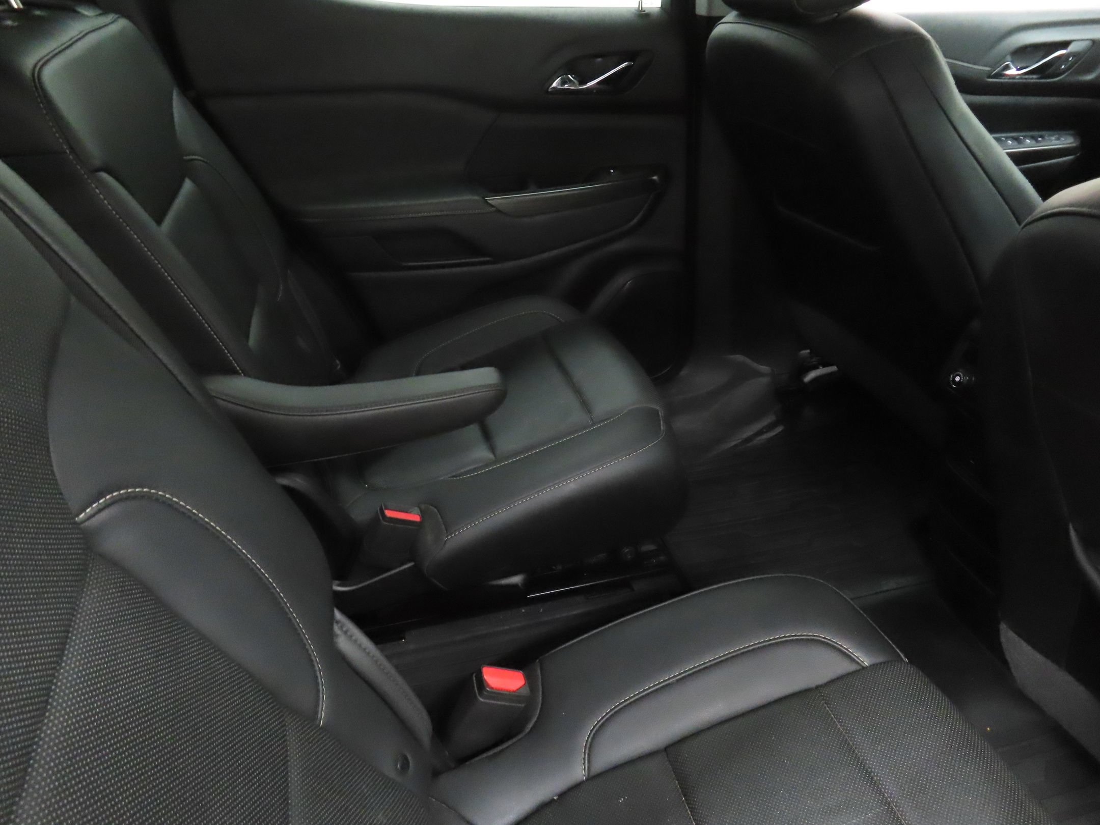 Used 2023 GMC Acadia SLT w/ Elevation Edition FWD image 25