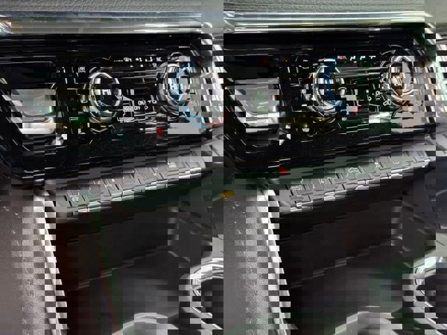 Used 2025 GMC Sierra 3500 Denali w/ Denali Reserve Package image 39