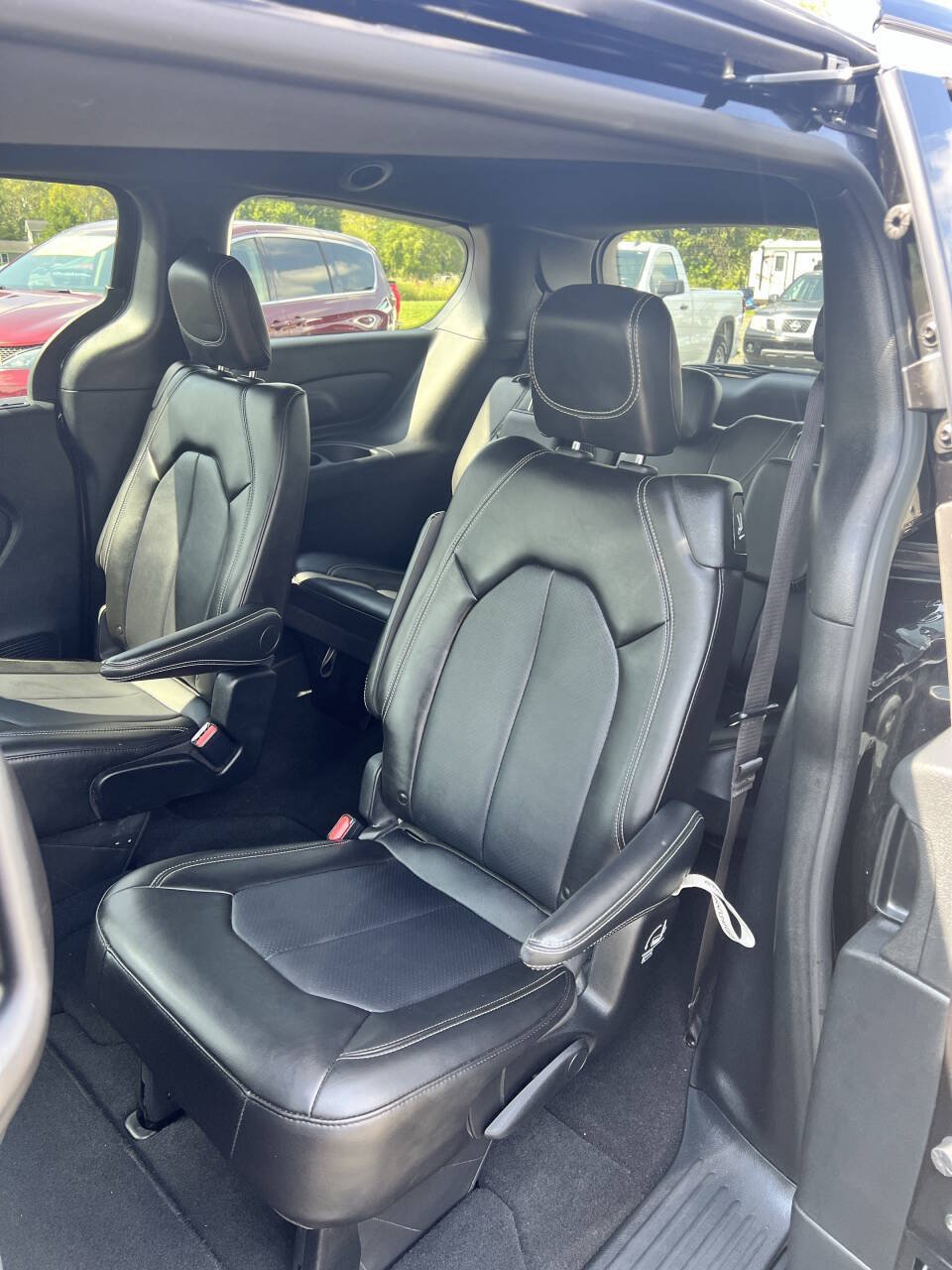 Used 2025 Chrysler Pacifica Select FWD image 10
