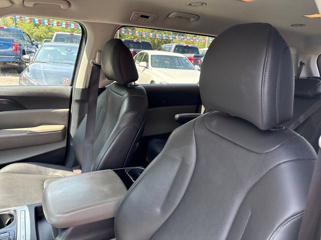 Used 2025 Kia Carnival FWD image 9