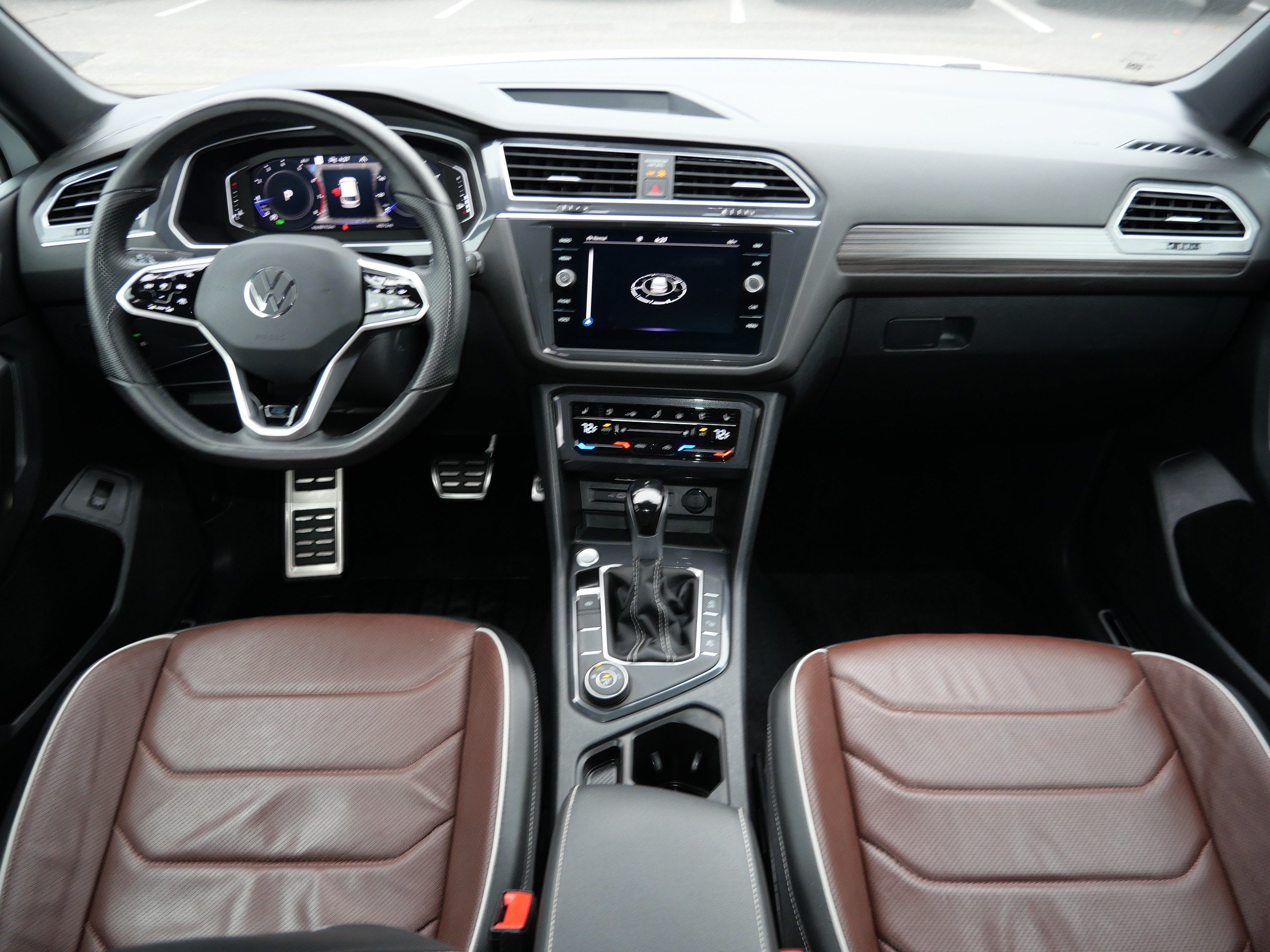 Used 2024 Volkswagen Tiguan SEL R-Line AWD/4WD image 10