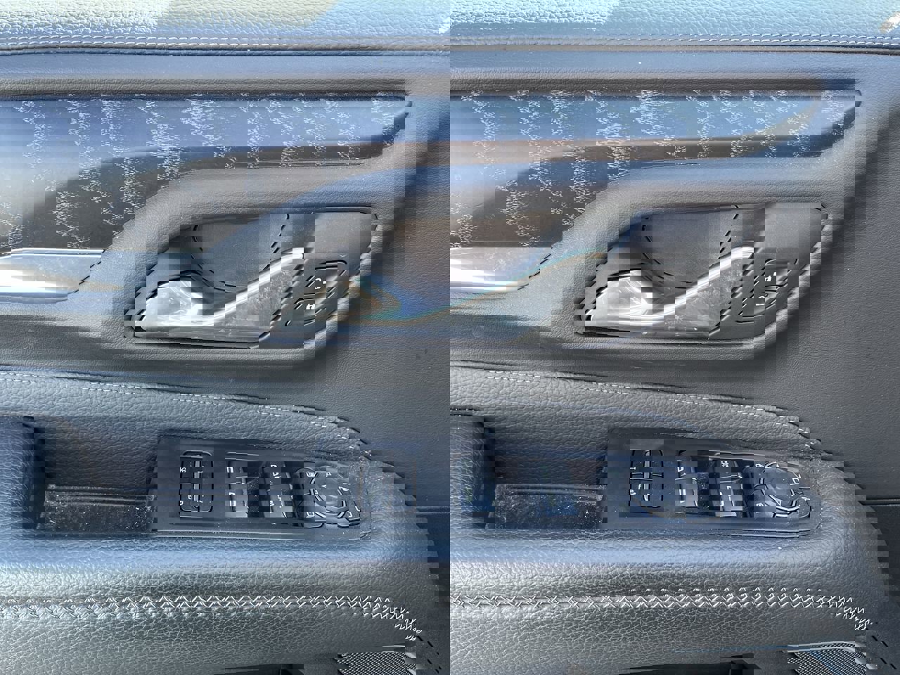 Certified 2023 GMC Yukon XL Denali image 24