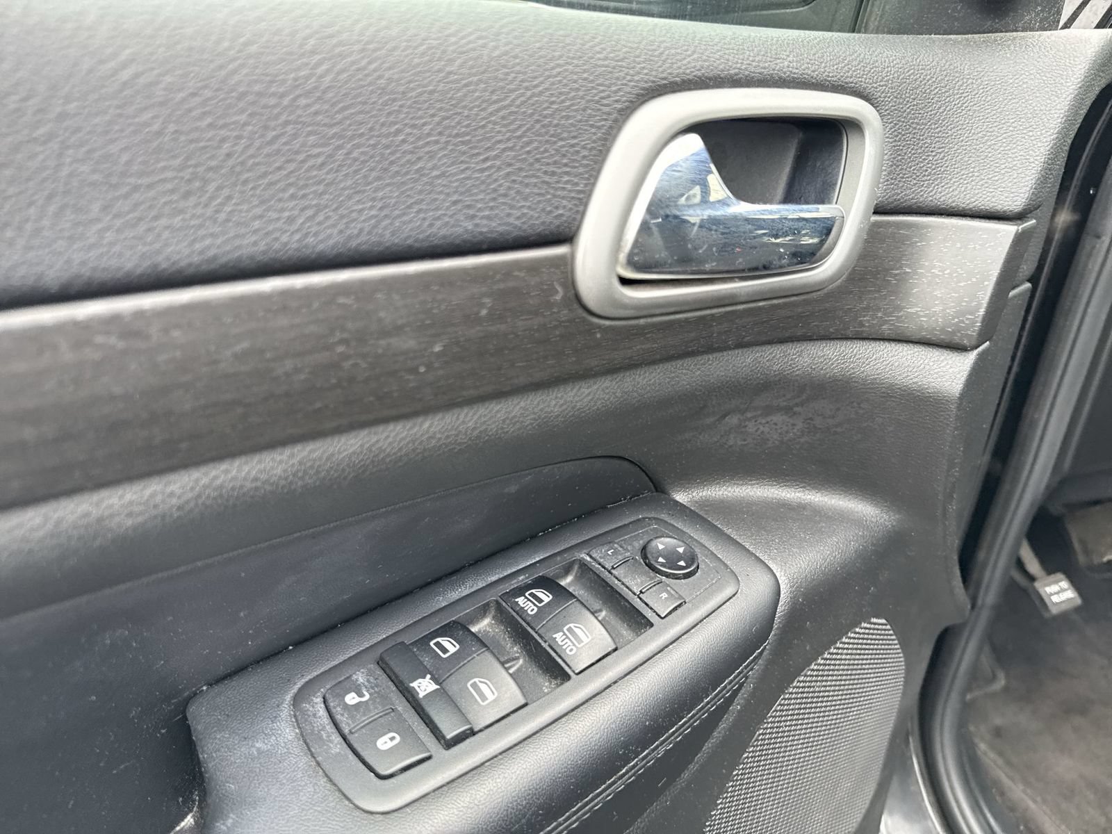 Used 2018 Jeep Grand Cherokee Laredo AWD/4WD image 14
