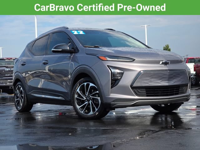 Used 2022 Chevrolet Bolt EUV Premier w/ Sun & Sound Package FWD image 2