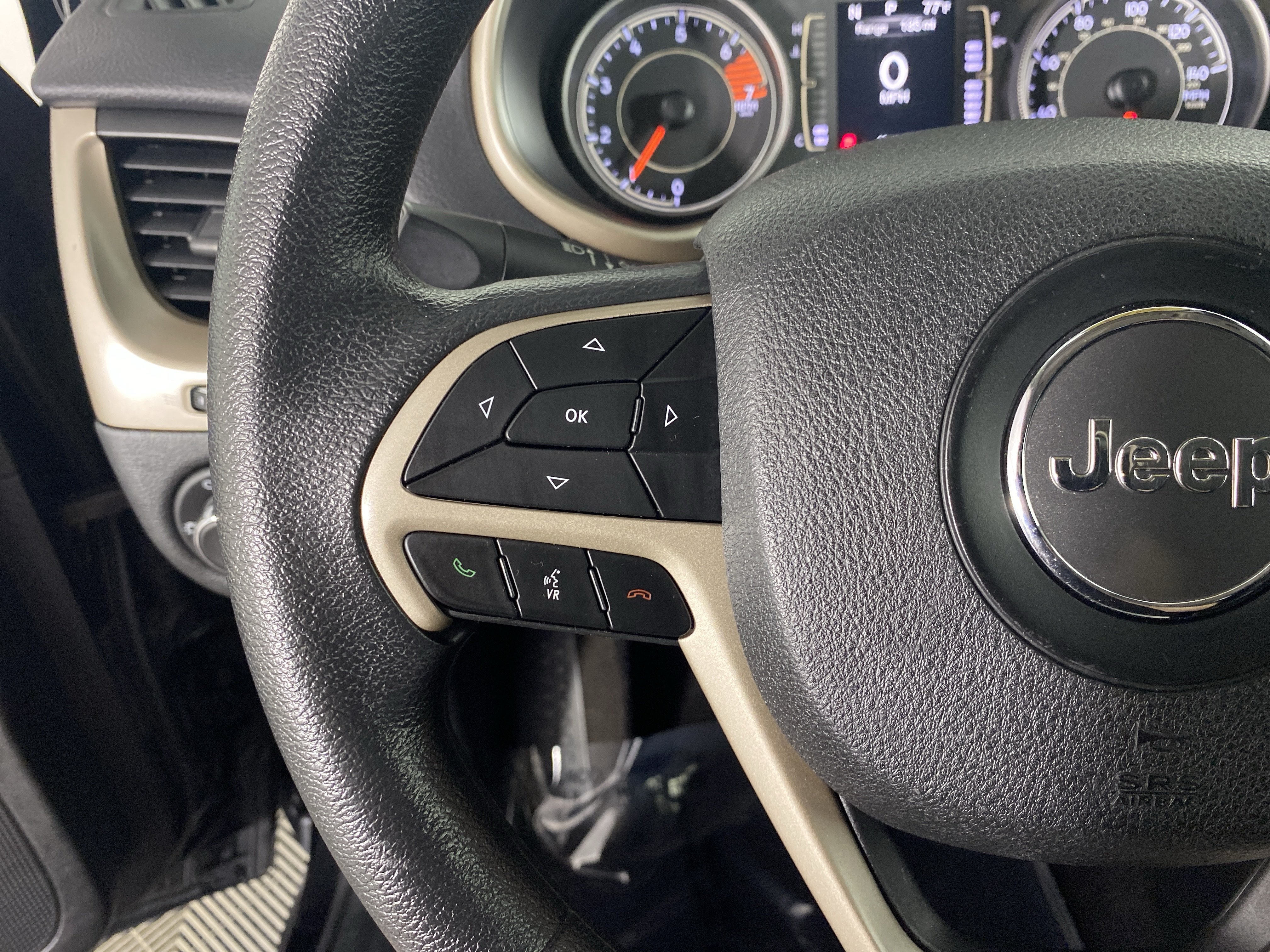 Used 2018 Jeep Cherokee Latitude w/ Safety Group AWD/4WD image 33