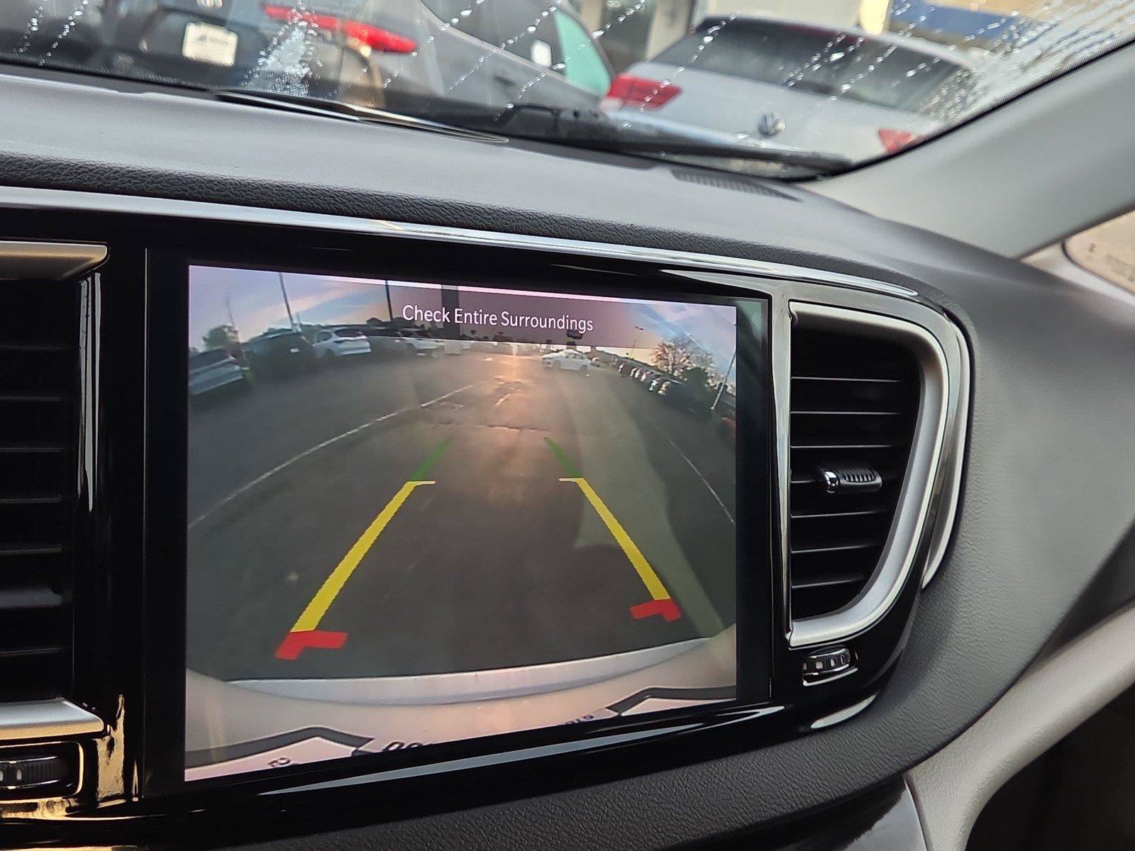 Used 2024 Chrysler Pacifica Touring-L FWD image 8