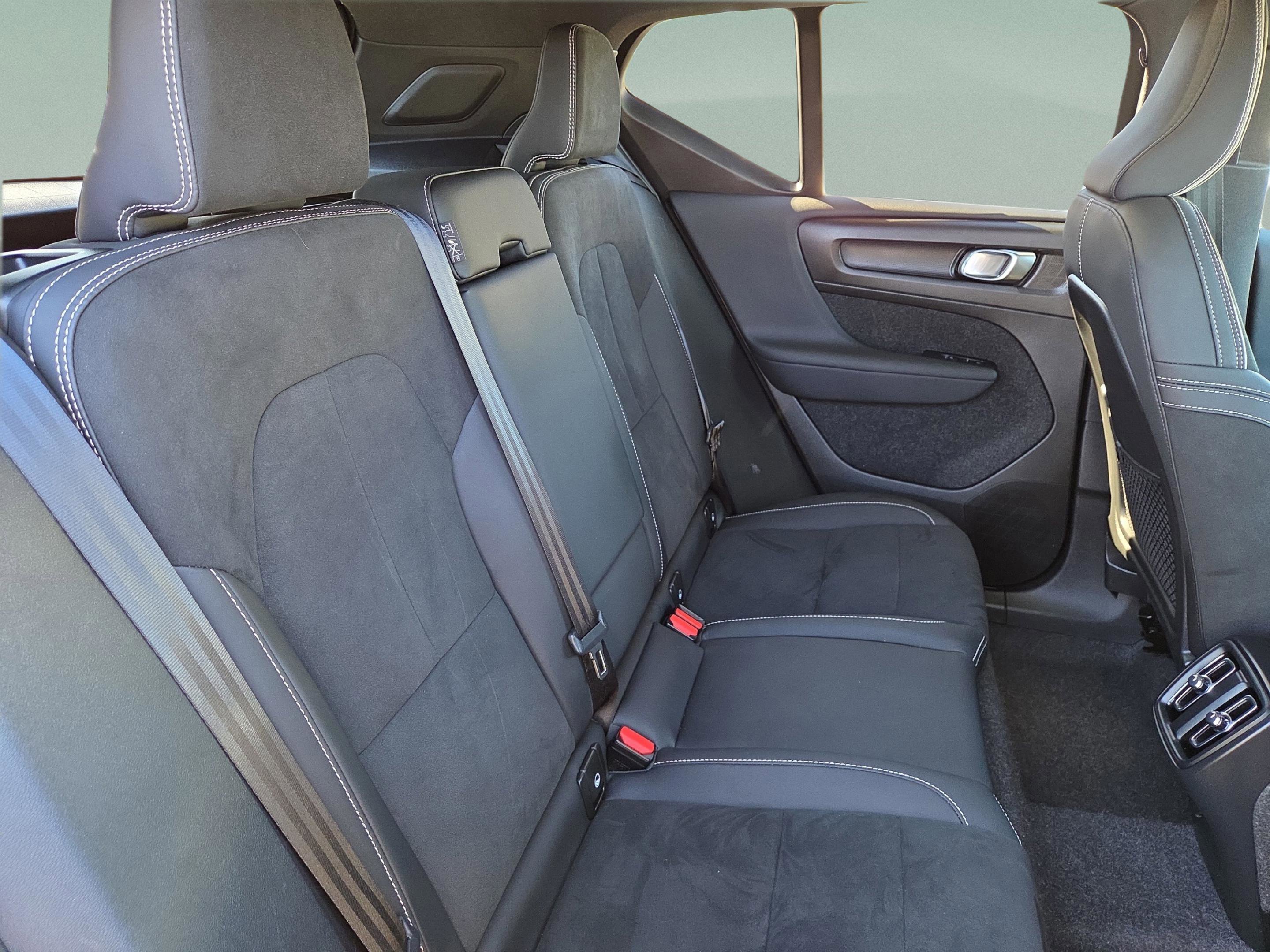 Used 2025 Volvo XC40 B5 Plus image 32