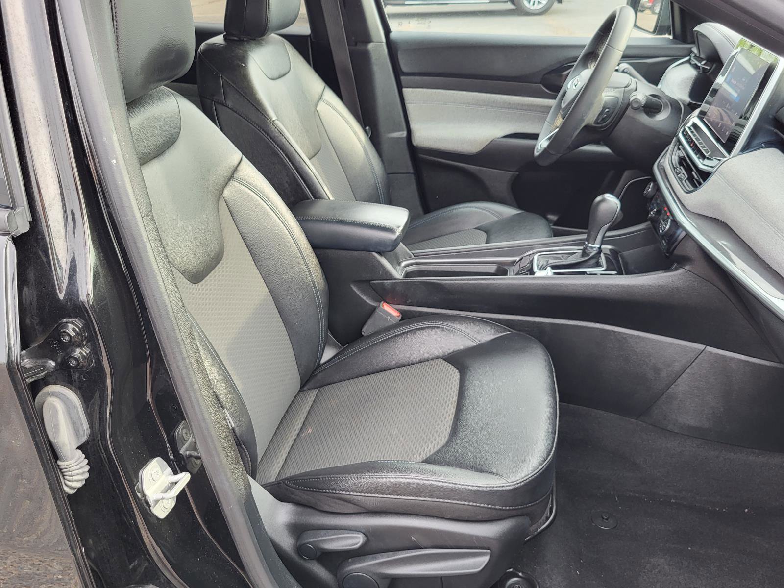 Used 2025 Jeep Compass Latitude image 10