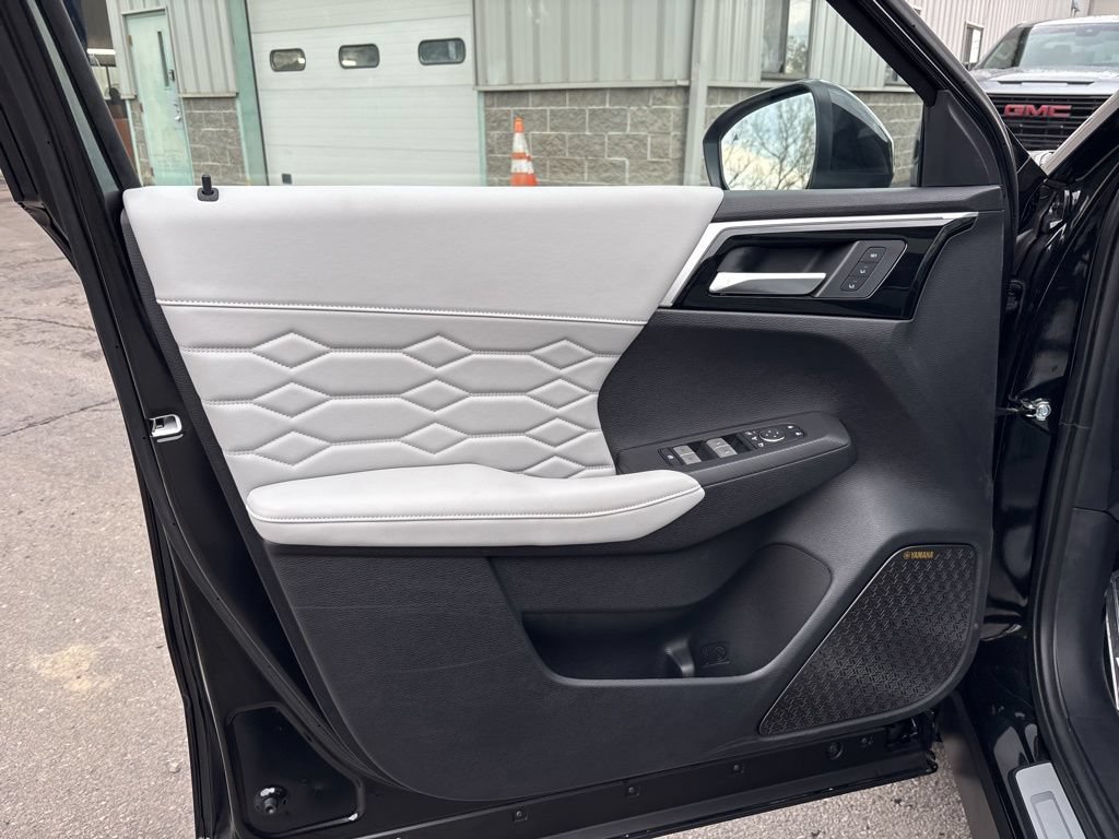 Used 2025 Mitsubishi Outlander AWD image 22