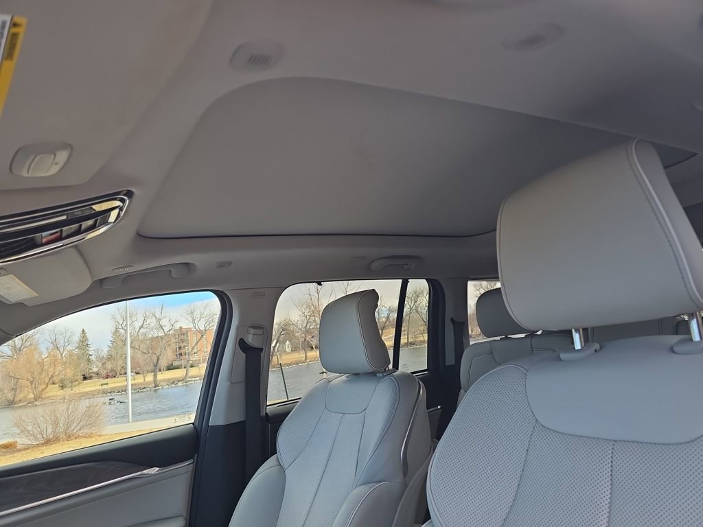 Used 2022 Jeep Grand Cherokee Overland w/ Advanced Protech Group III image 23