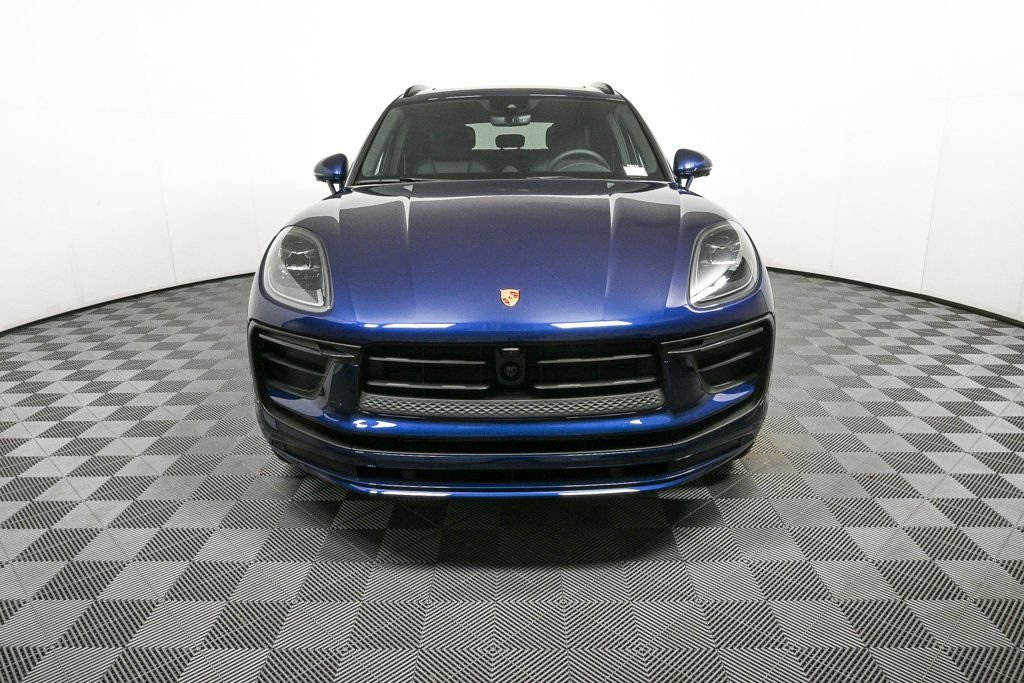 Certified 2025 Porsche Macan image 35