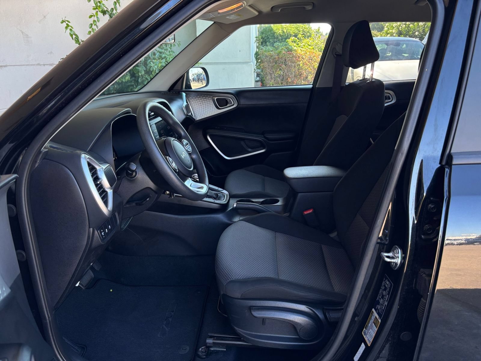 Used 2025 Kia Soul LX w/ LX Technology Package FWD image 24