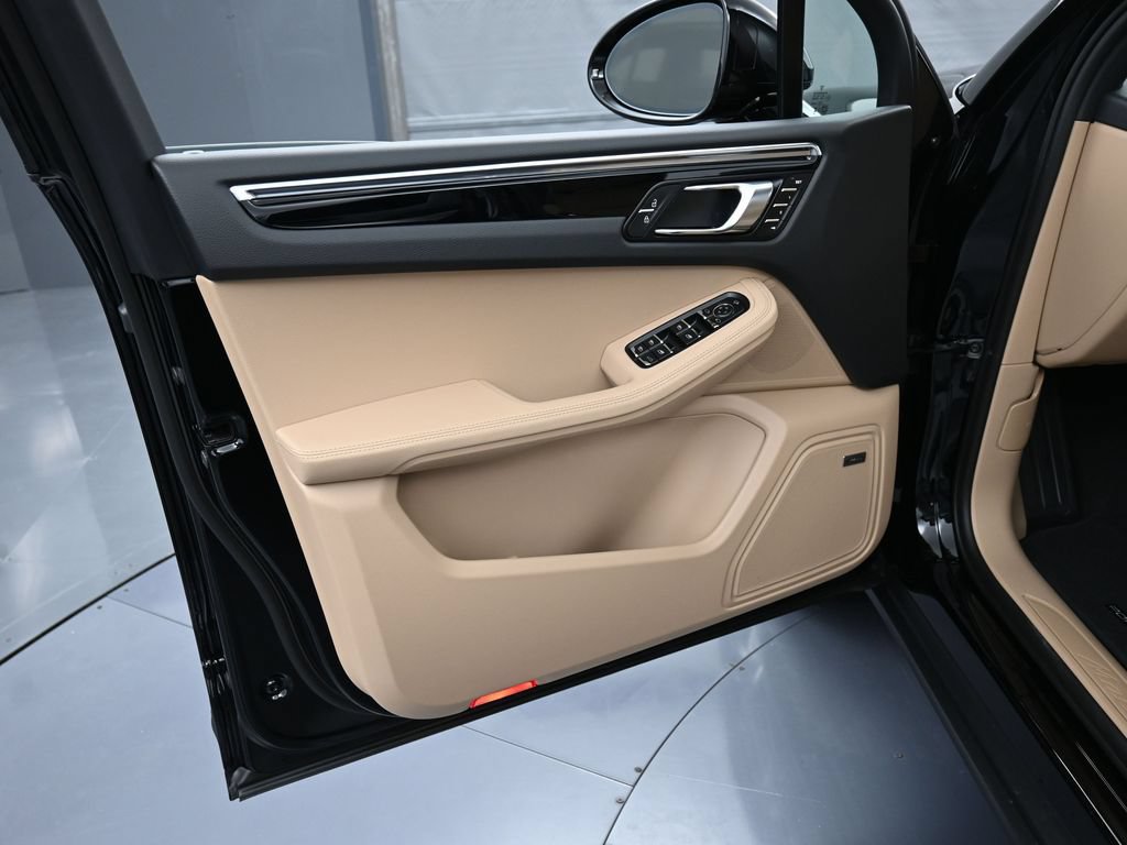 Certified 2026 Porsche Macan AWD/4WD image 15