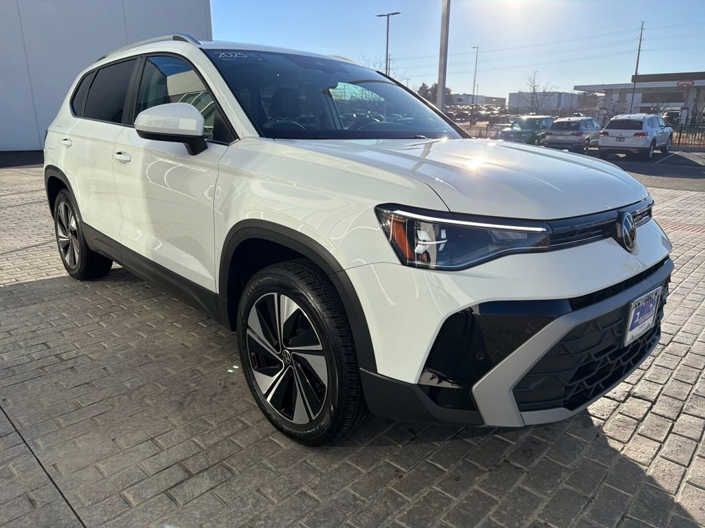 Certified 2025 Volkswagen Taos SE image 9
