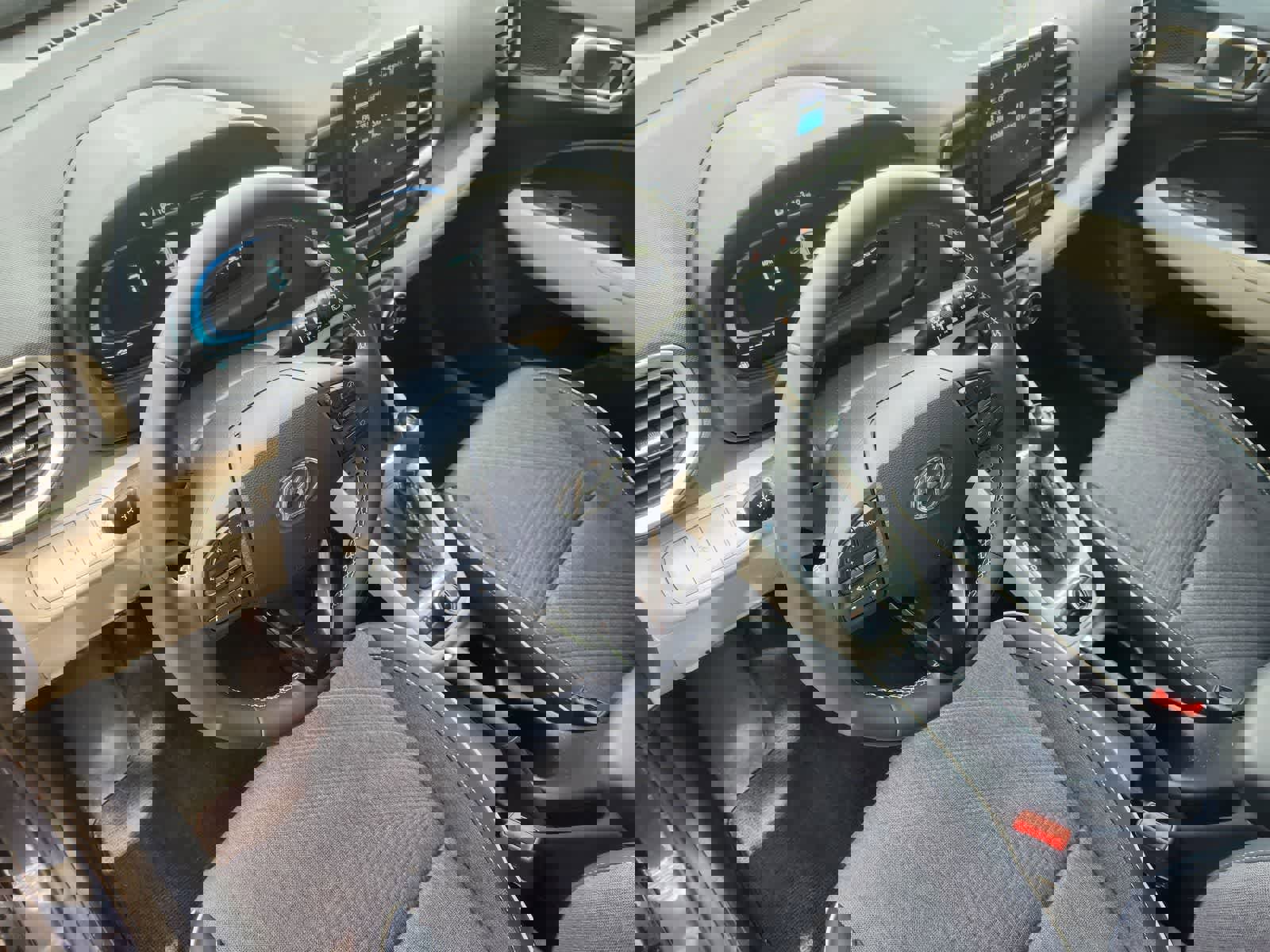 Used 2025 Hyundai Venue Limited image 2