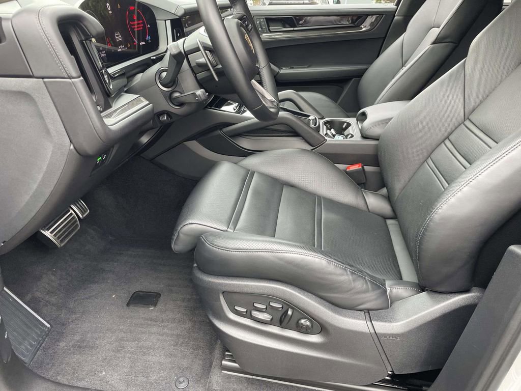 Used 2024 Porsche Cayenne Turbo GT image 19