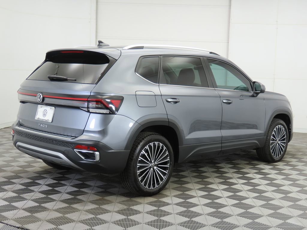 Used 2025 Volkswagen Taos SE w/ Panoramic Sunroof Package image 5