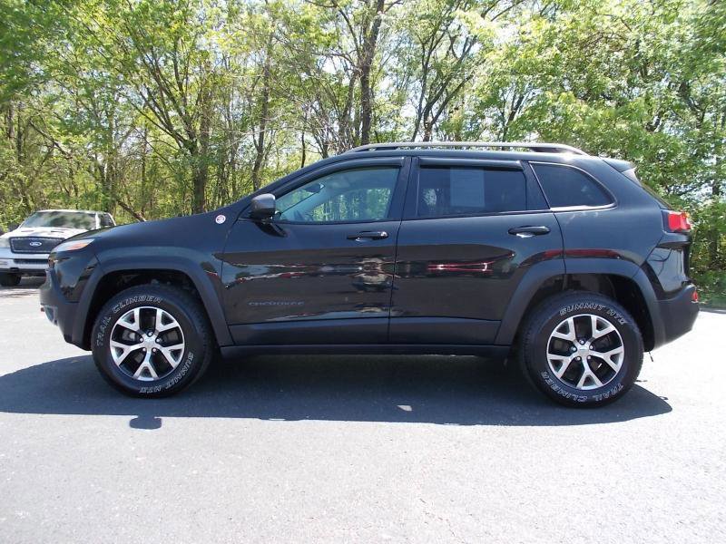 Used 2016 Jeep Cherokee Trailhawk AWD/4WD image 2
