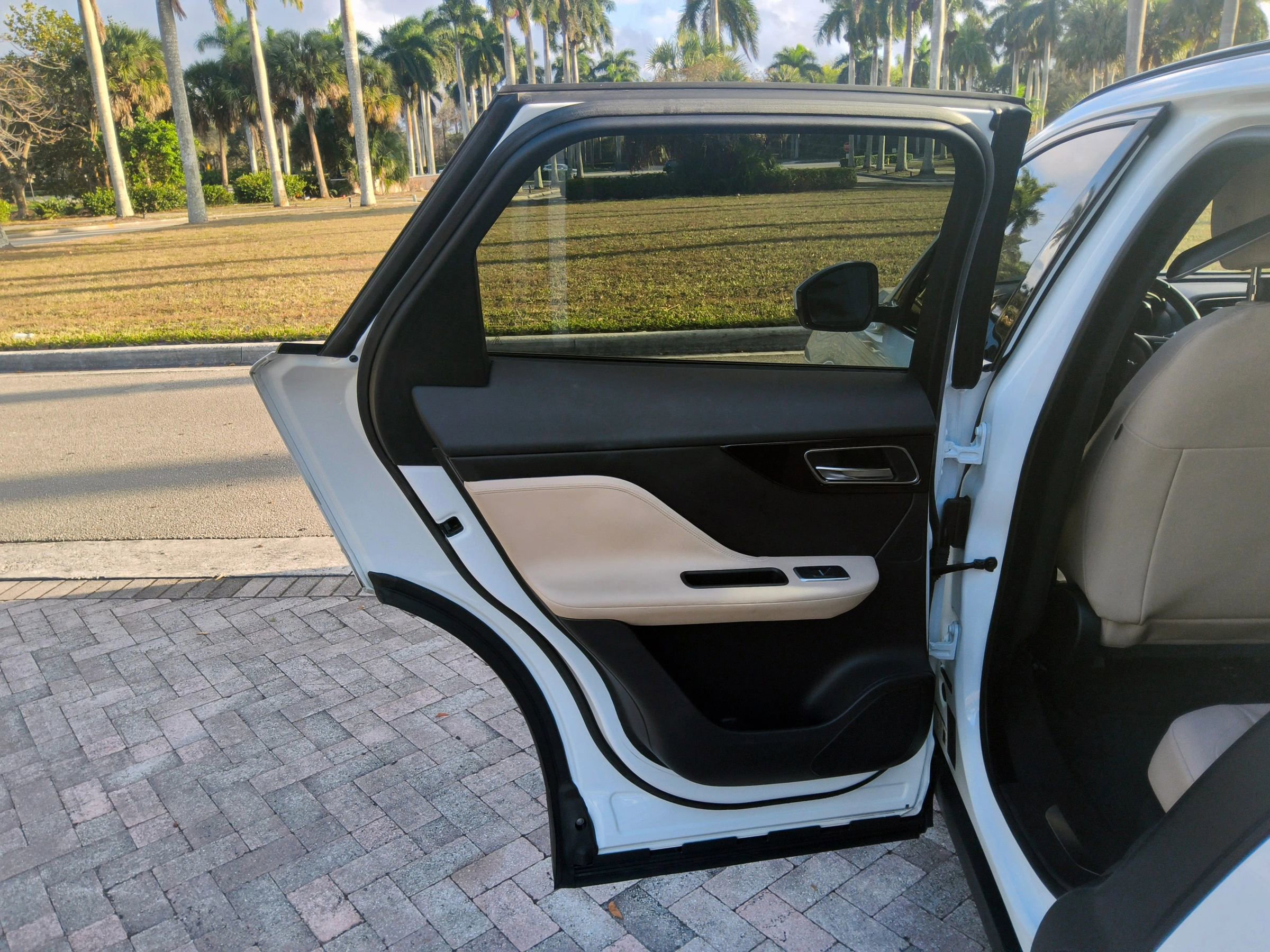 Used 2019 Jaguar F-PACE Premium image 28