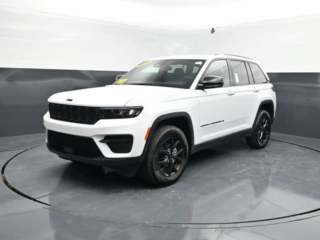 Used 2025 Jeep Grand Cherokee Altitude AWD/4WD image 4